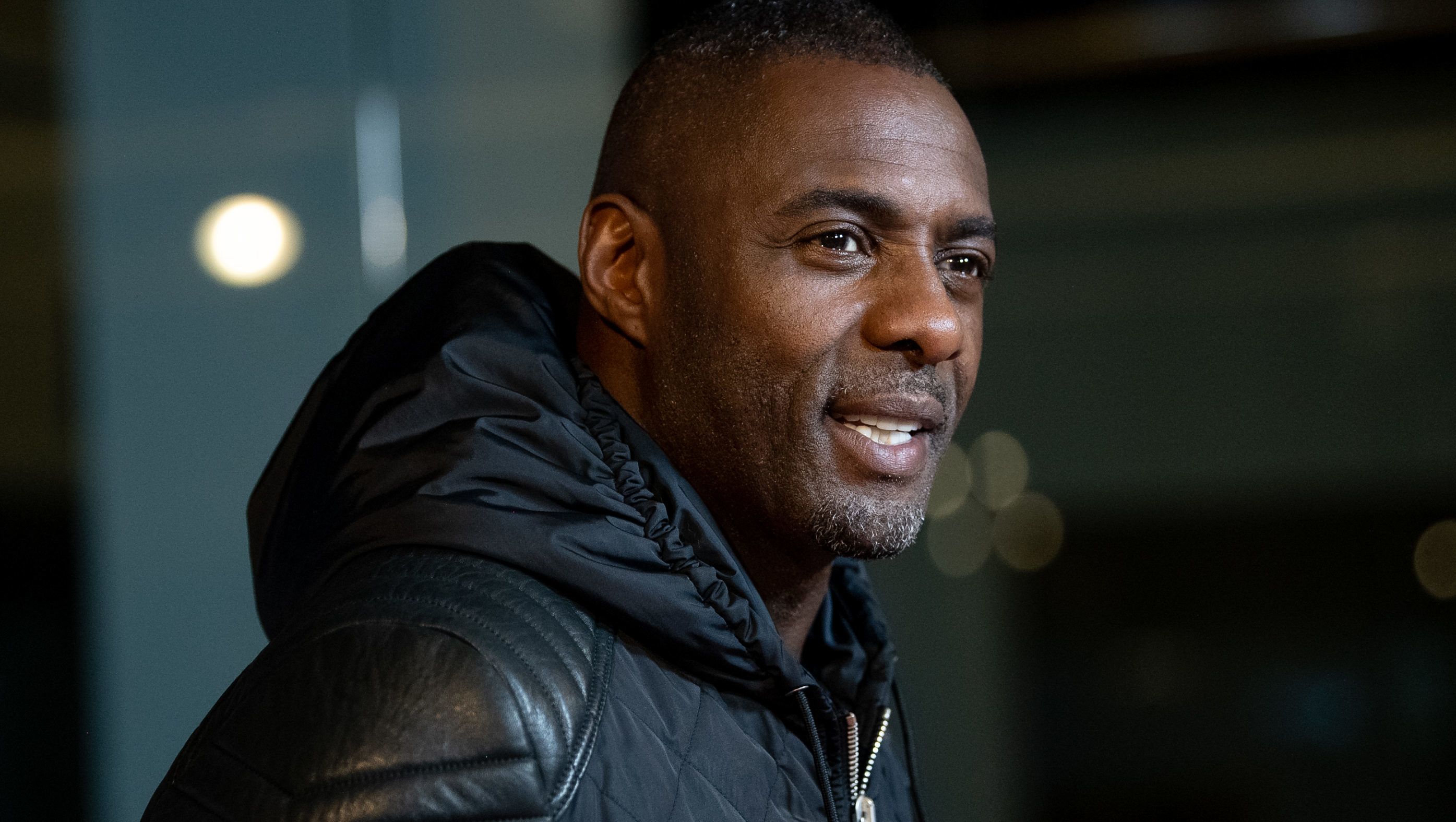 Idris Elba szerint mostantól minden évben kellene egy hét karantén