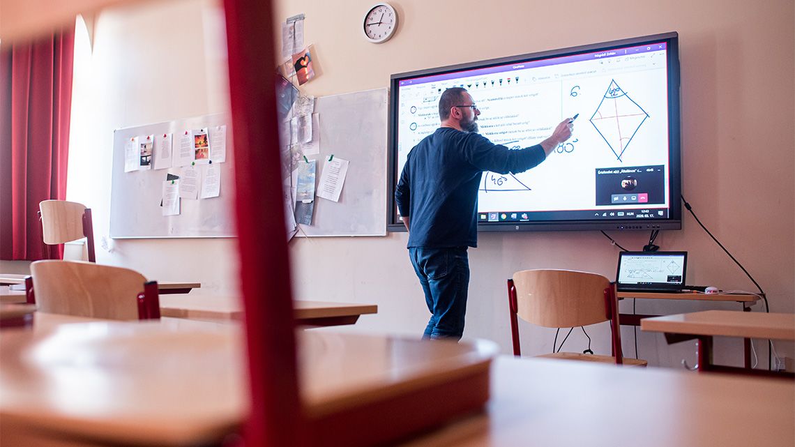 Még a Klebelsberg Központ is elismeri, hogy több tízezer gyerek maradhat ki a digitális oktatásból