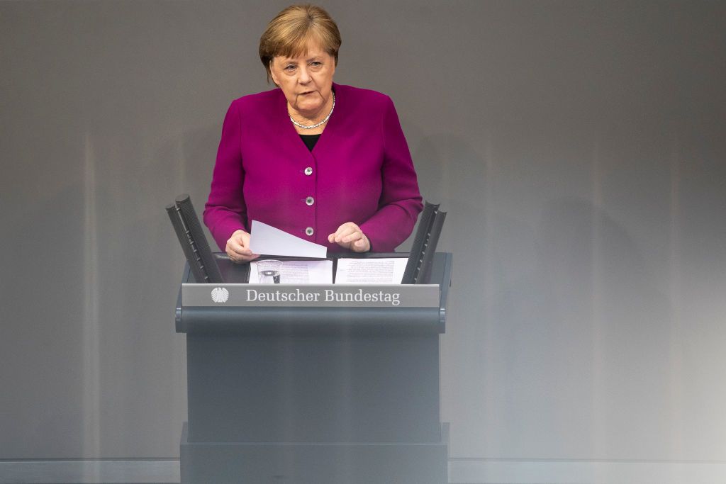 Angela Merkel: Még sokáig együtt kell élnünk a koronavírussal