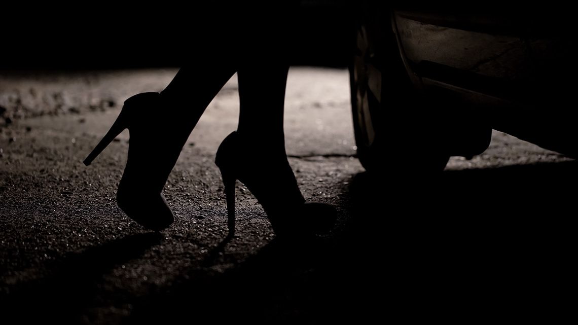 Megzsarolta kuncsaftját a prostituált, miután szexelt a testvérével és az anyjával is