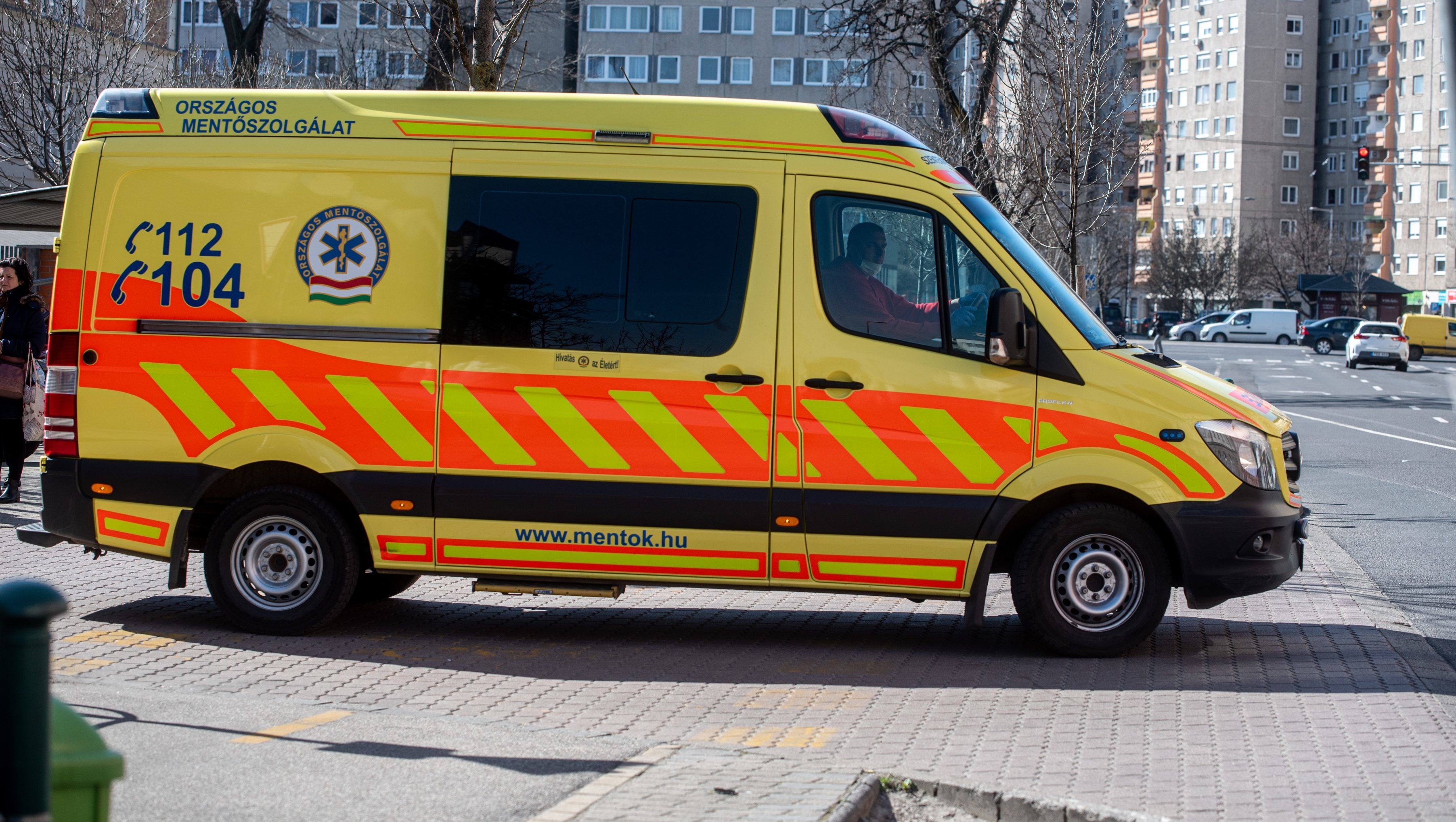 12 órával hazaszállítása után meghalt egy férfi, akit a kórházkiürítés miatt küldtek haza