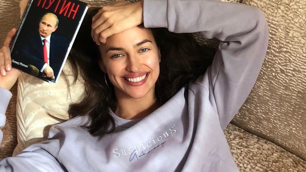 Irina Shayk a karanténban Putyinról szóló könyvet olvasva üti el az időt