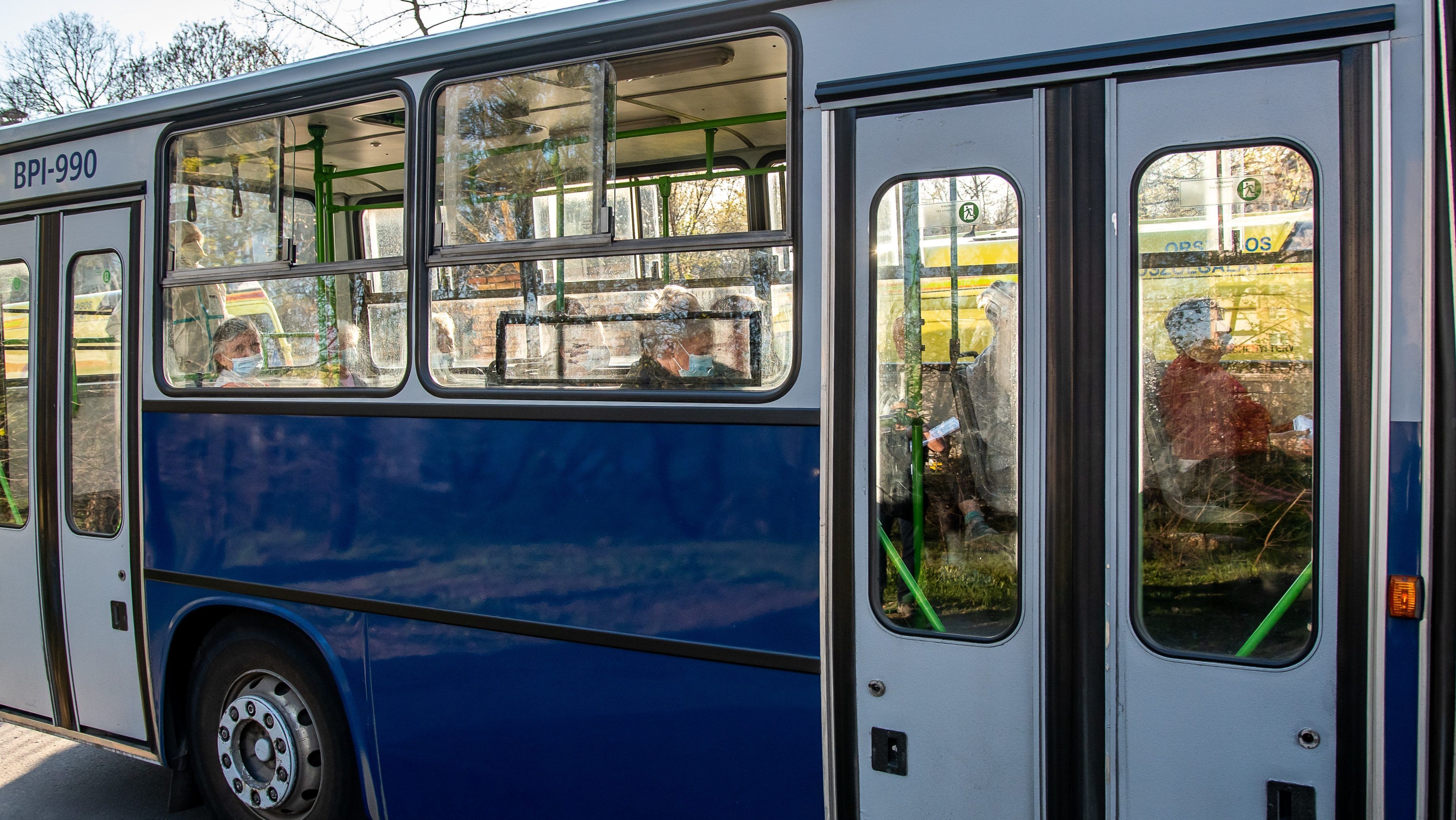 Holnaptól már csak eltakart arccal szabad használni a budapesti tömegközlekedést