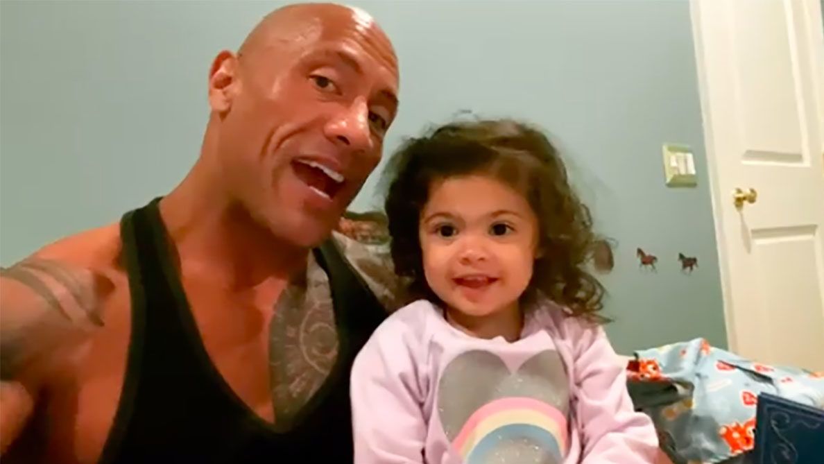 Dwayne Johnson énekel a kétéves kislányának, te meg a könnyeidet törölgeted