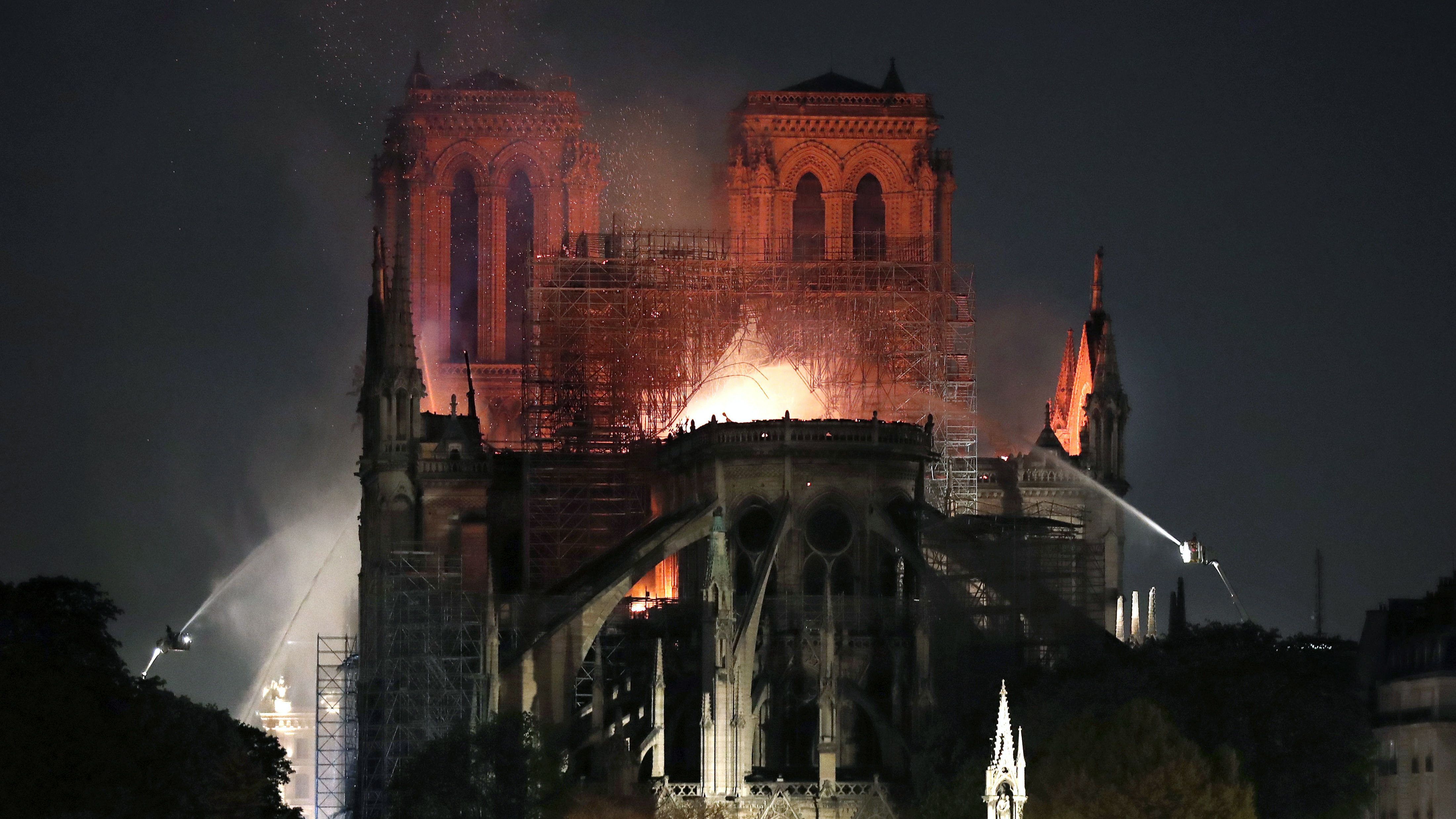 Filmet készít a Notre-Dame-i tűzvészről a a Hét év Tibetben rendezője