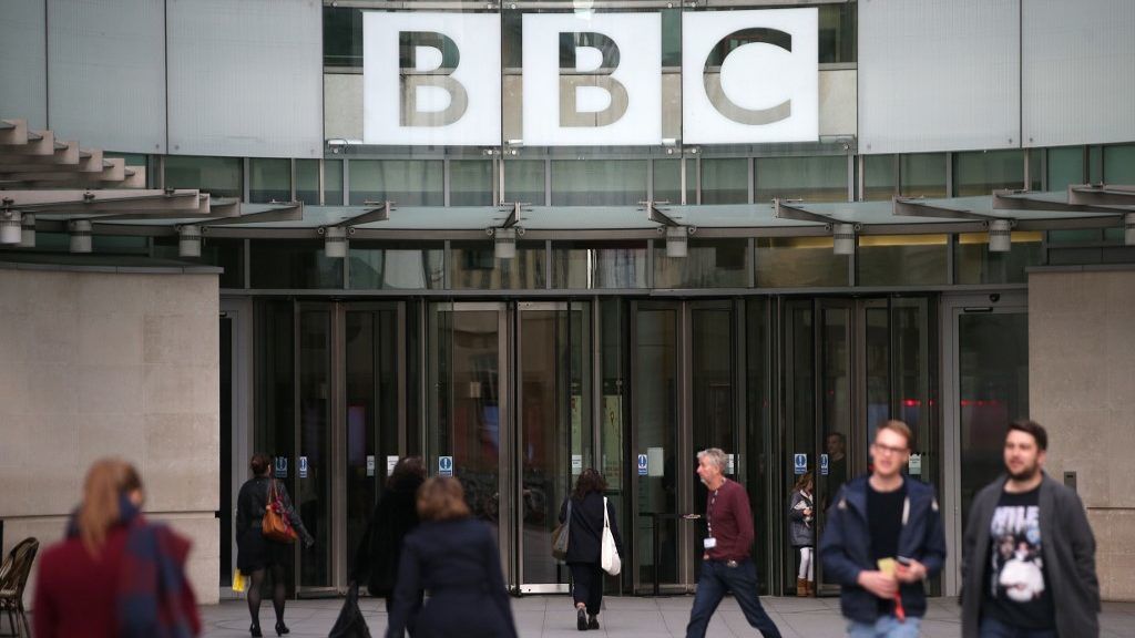 A BBC karanténba helyezett színészekkel és stábbal indítaná újra a forgatásokat
