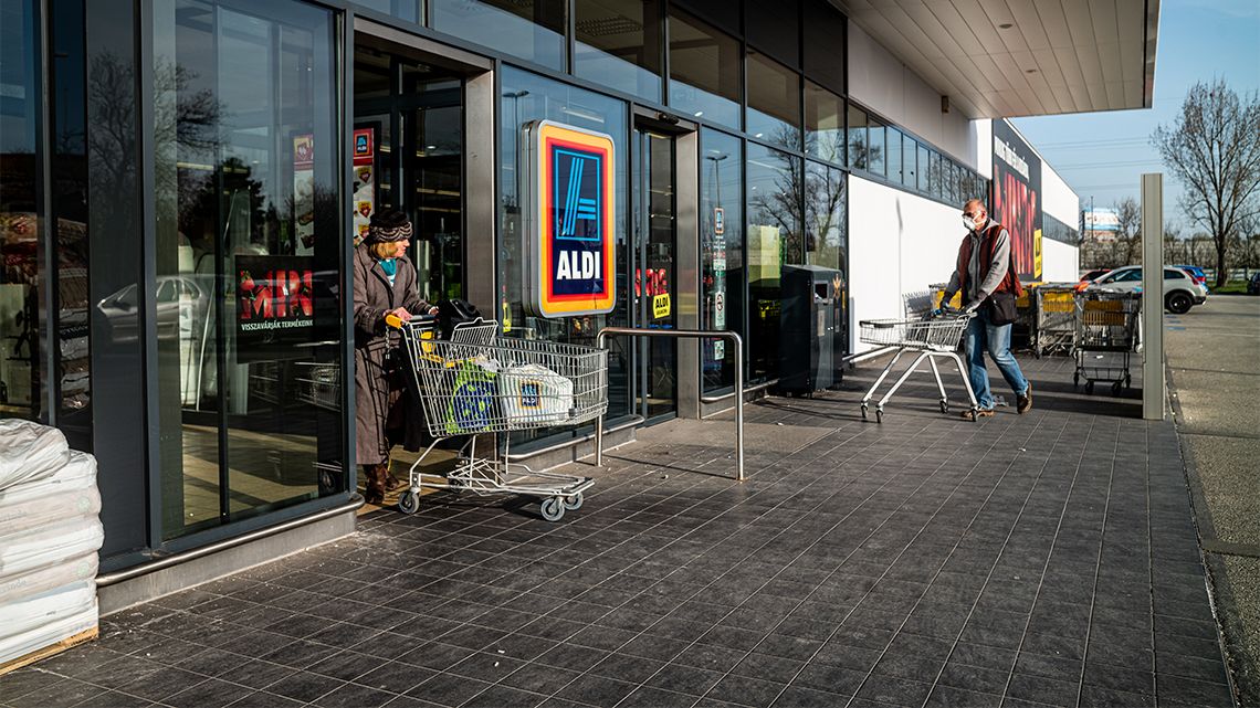 Az élelmiszer-kereskedő multik nyereségének felét elviheti a különadó, vége az osztalékesőnek