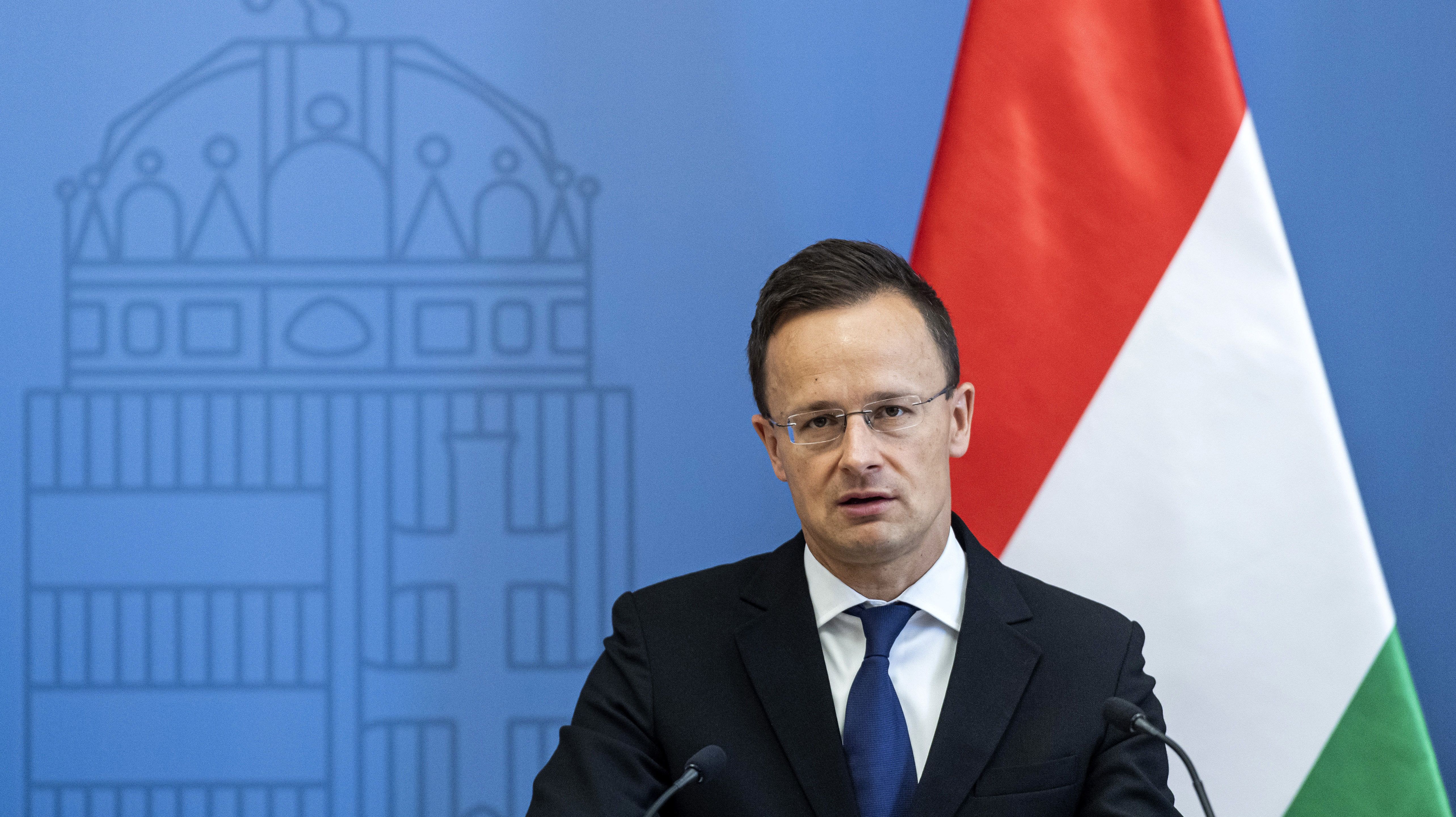 Szijjártó: öt repülőgéppel érkeztek maszkok és tesztek