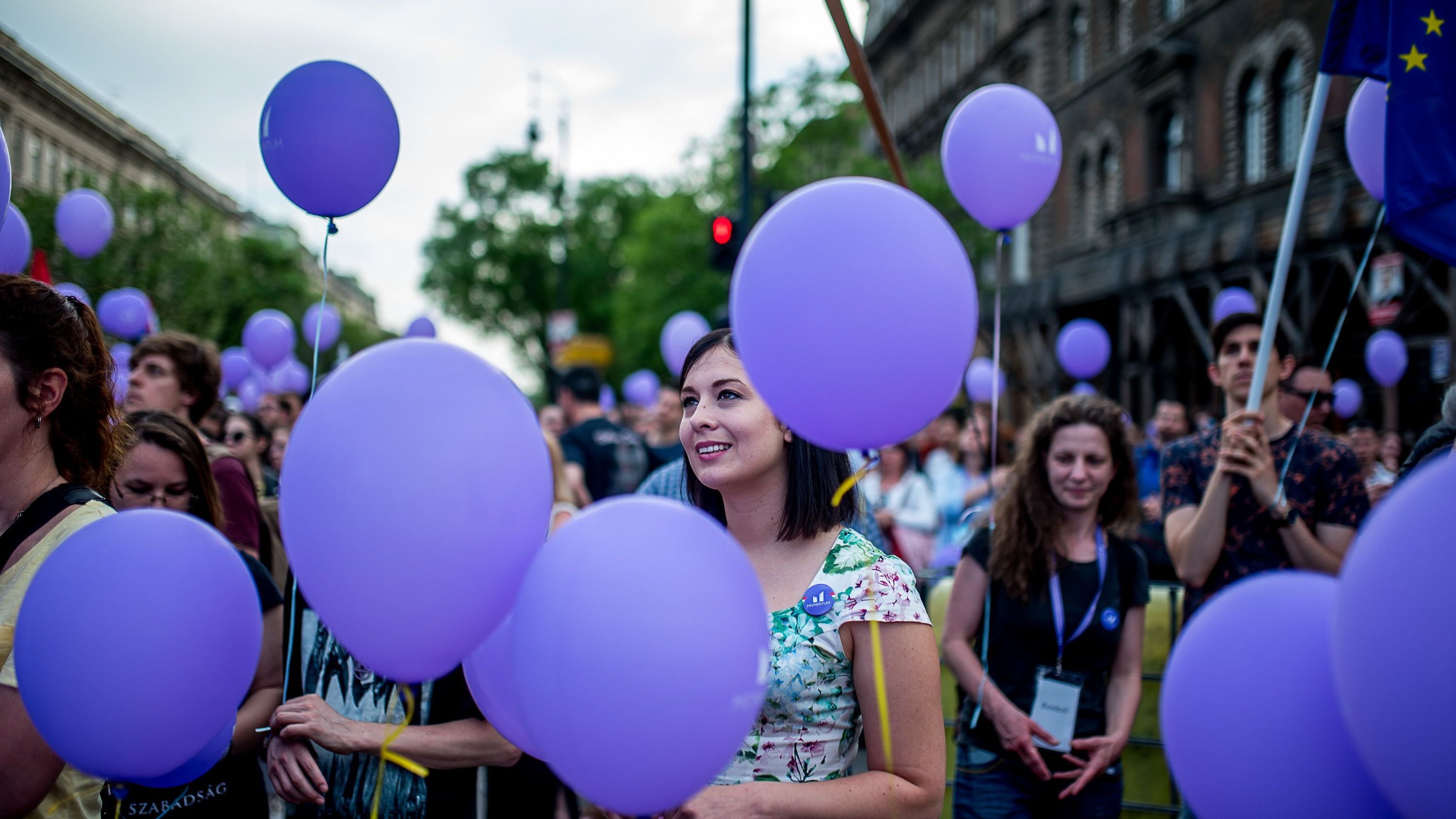 A járvány közepén a rendőrségen személyesen hallgatták ki a Momentum aktivistáit, mert rongálással vádolják őket