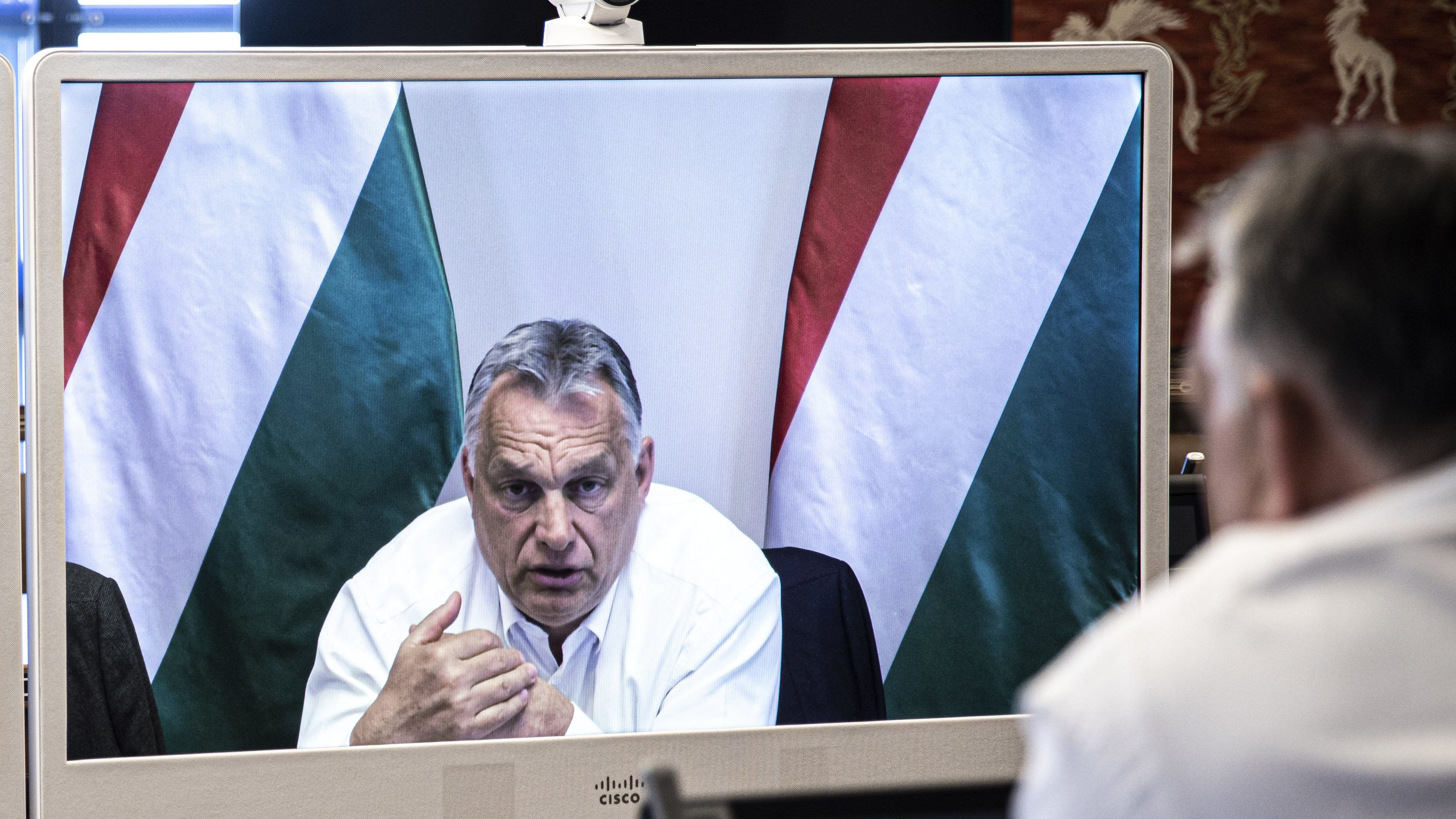 Orbán a képmutató európai vitákban számít a lengyelekre