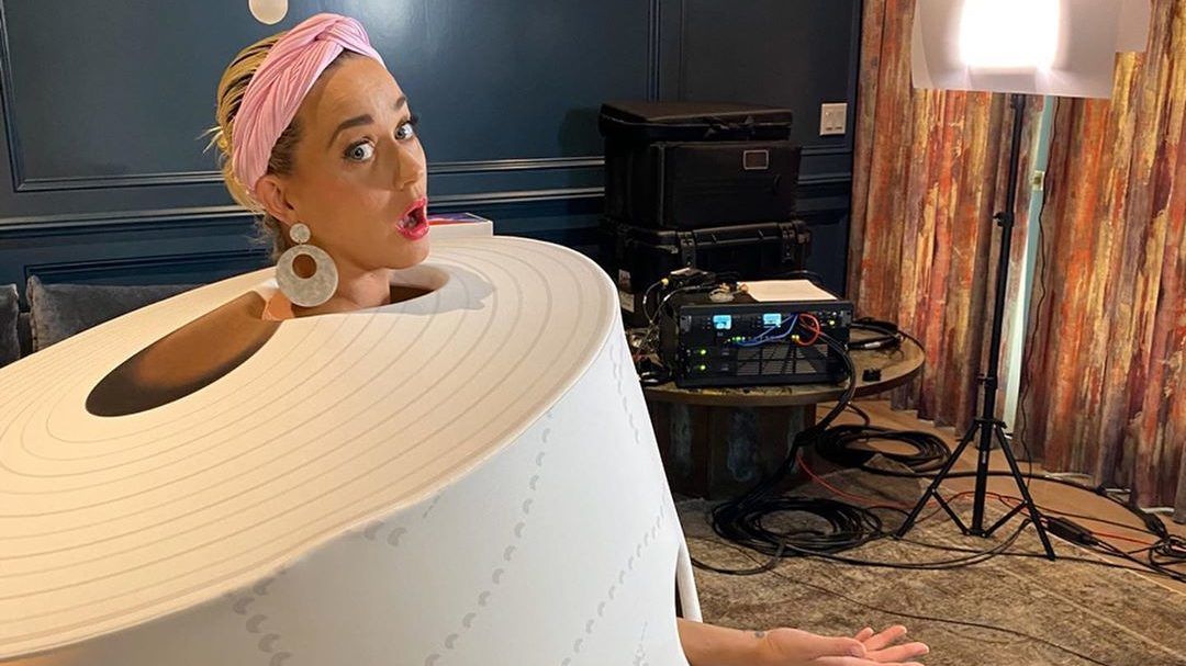 Katy Perry gigantikus vécépapírnak öltözött