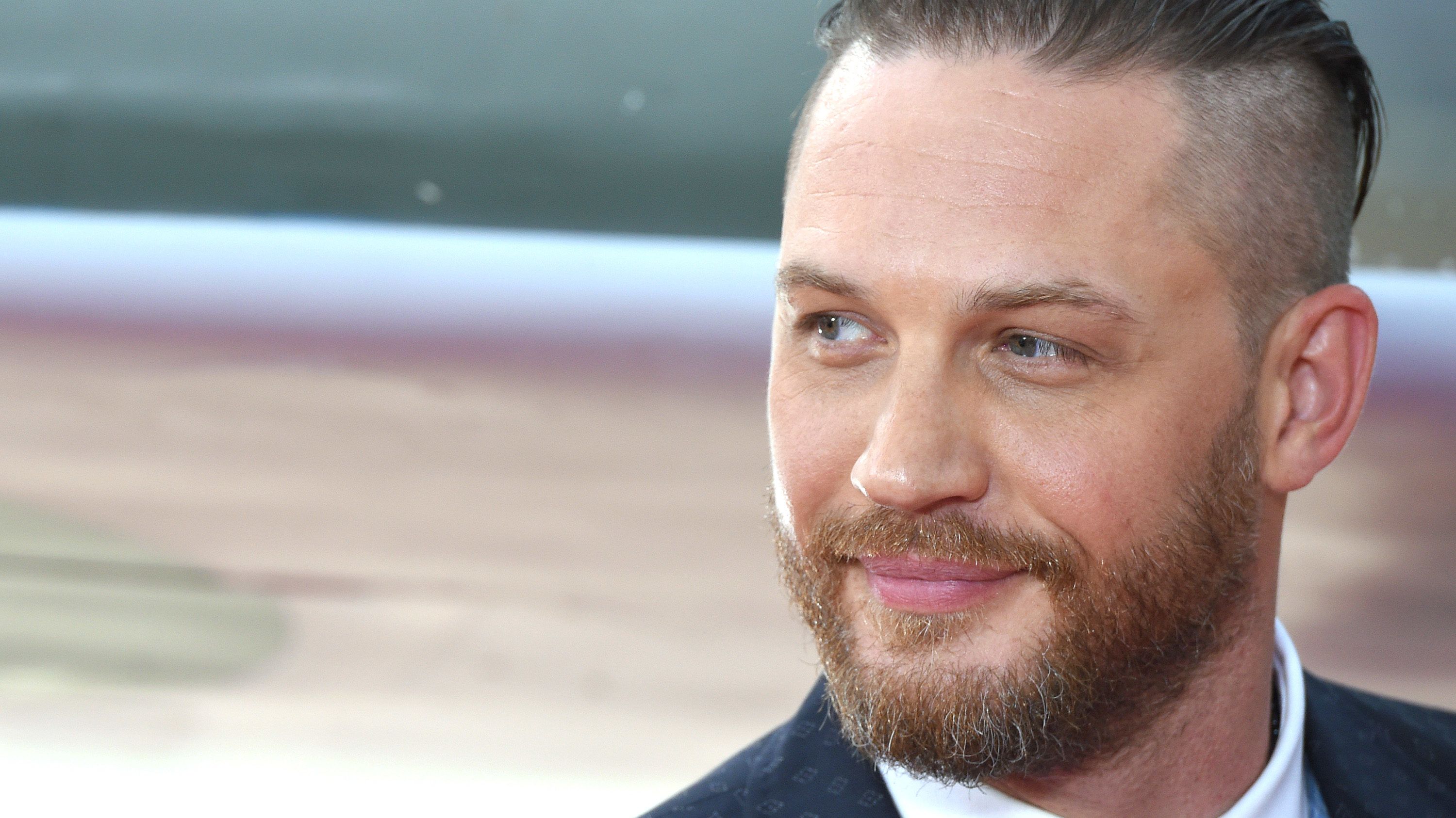 Oscart érő sminkmunka, vagy inkább félrement Tom Hardy Al Capone-maszkírozása?