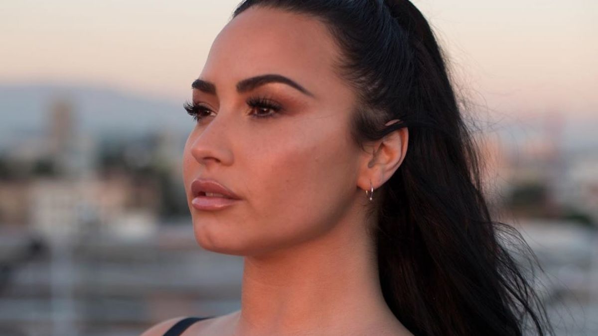 Demi Lovato a melltartójában segít pénzt gyűjteni