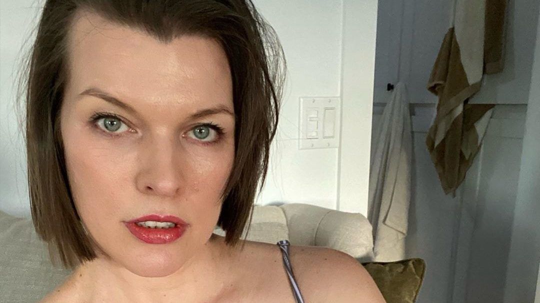 Milla Jovovich posztolt egy szoptatós képet a babájával