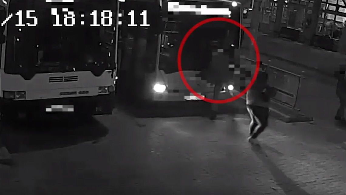 Videón, ahogy egy őrjöngő férfi befejeli a busz üvegét a kecskeméti pályaudvaron