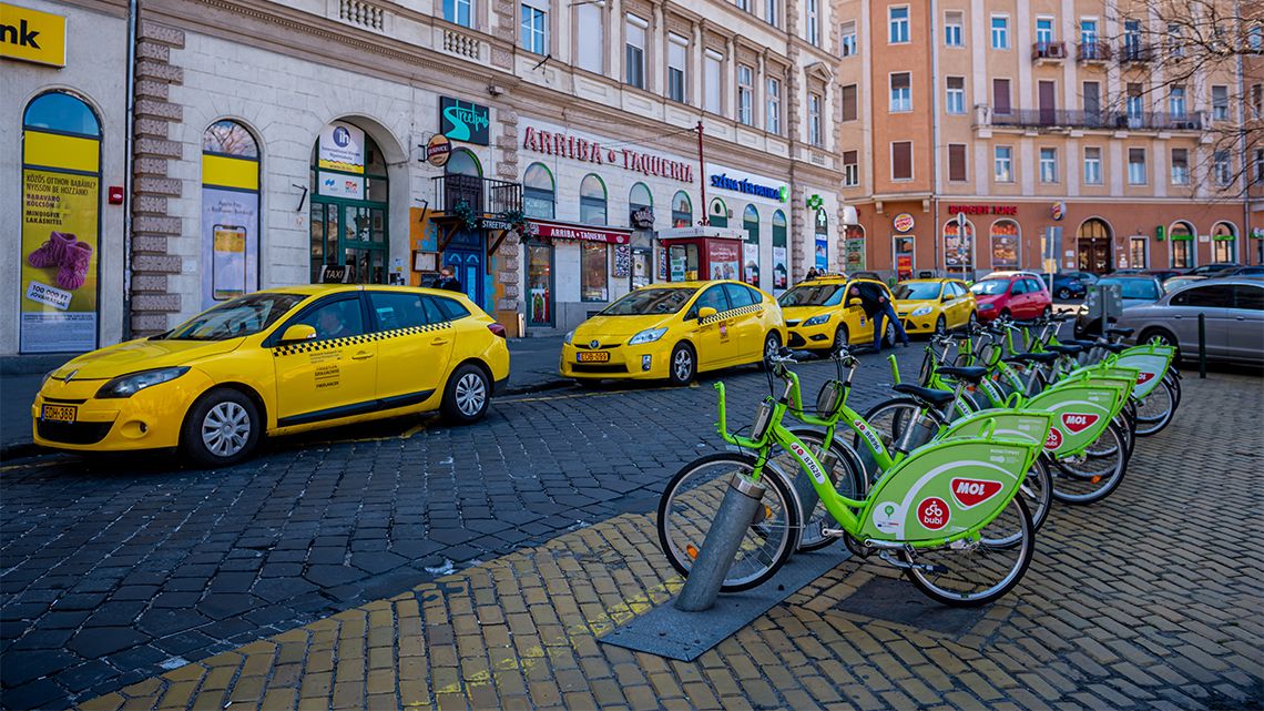 80-90 százalékkal kevesebb a fuvar, inkább otthon maradnak a taxisok