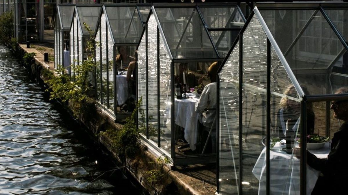 Vendégek üvegkalitkában: itt a járványra szabott étterem