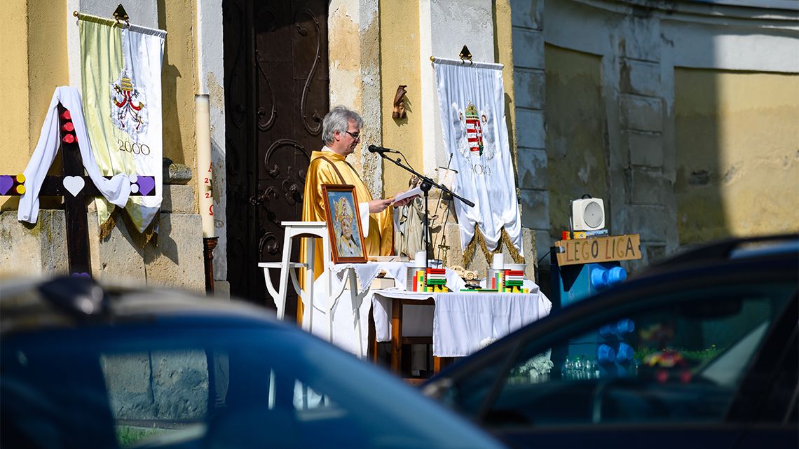 Letiltotta a püspök a járványbiztos áldozást Előszálláson