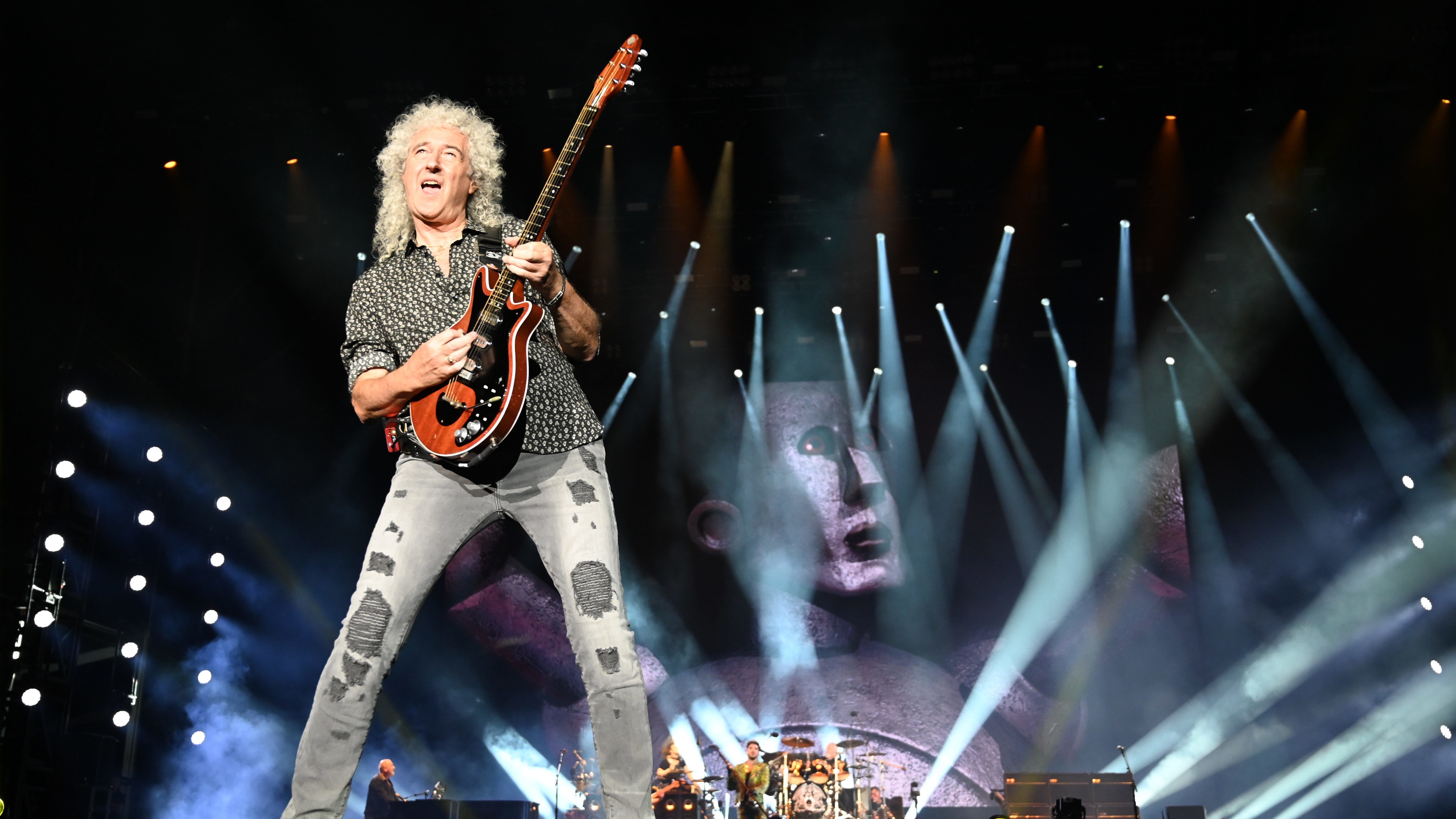 A Queen gitárosa elszakította a fenékizmát, mert túl lelkesen kertészkedett