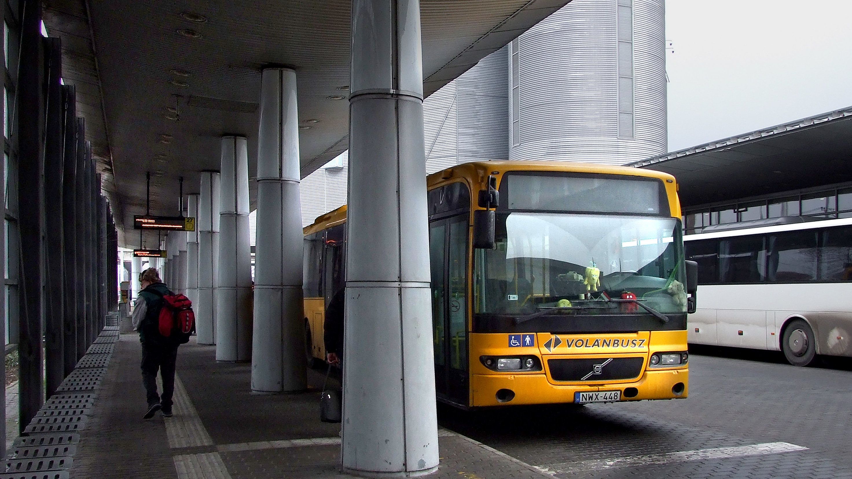 Hétfőtől ismét csak az első ajtón lehet felszállni a Volánbuszokra