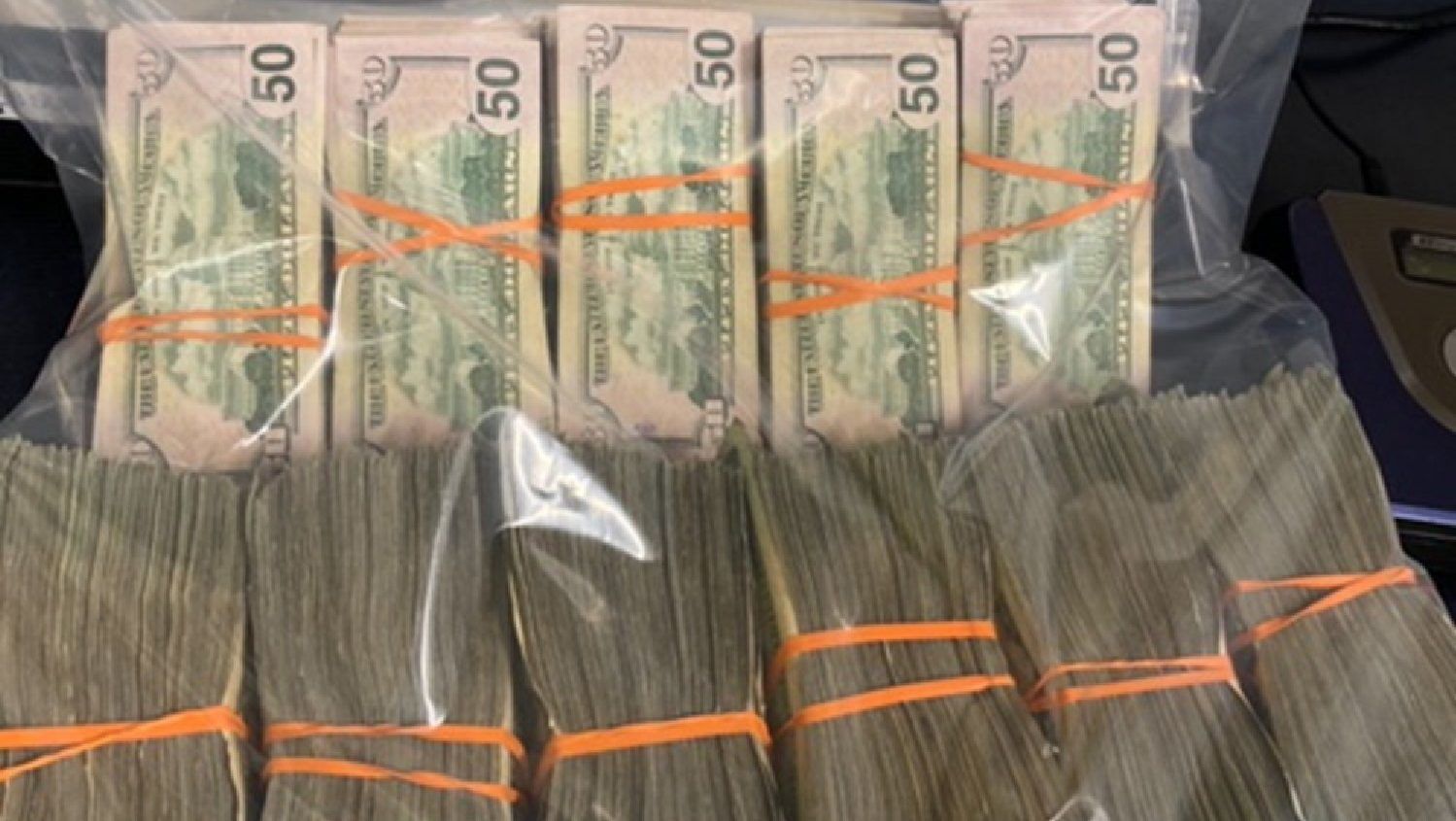 Egy 19 éves fiú 43 millió forintnyi dollárt talált egy zacskóban az ATM-nél, leadta a rendőrségen