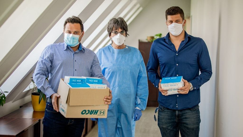 Gyurta 1,5 millió forint értékben segít maszkokkal a kórházaknak