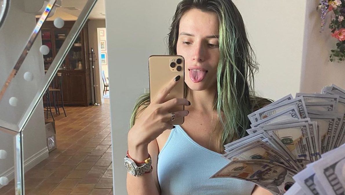 Bella Thorne úgy fotózkodik tízezer dollárral, mintha csak a kutyáját tartaná a kezében