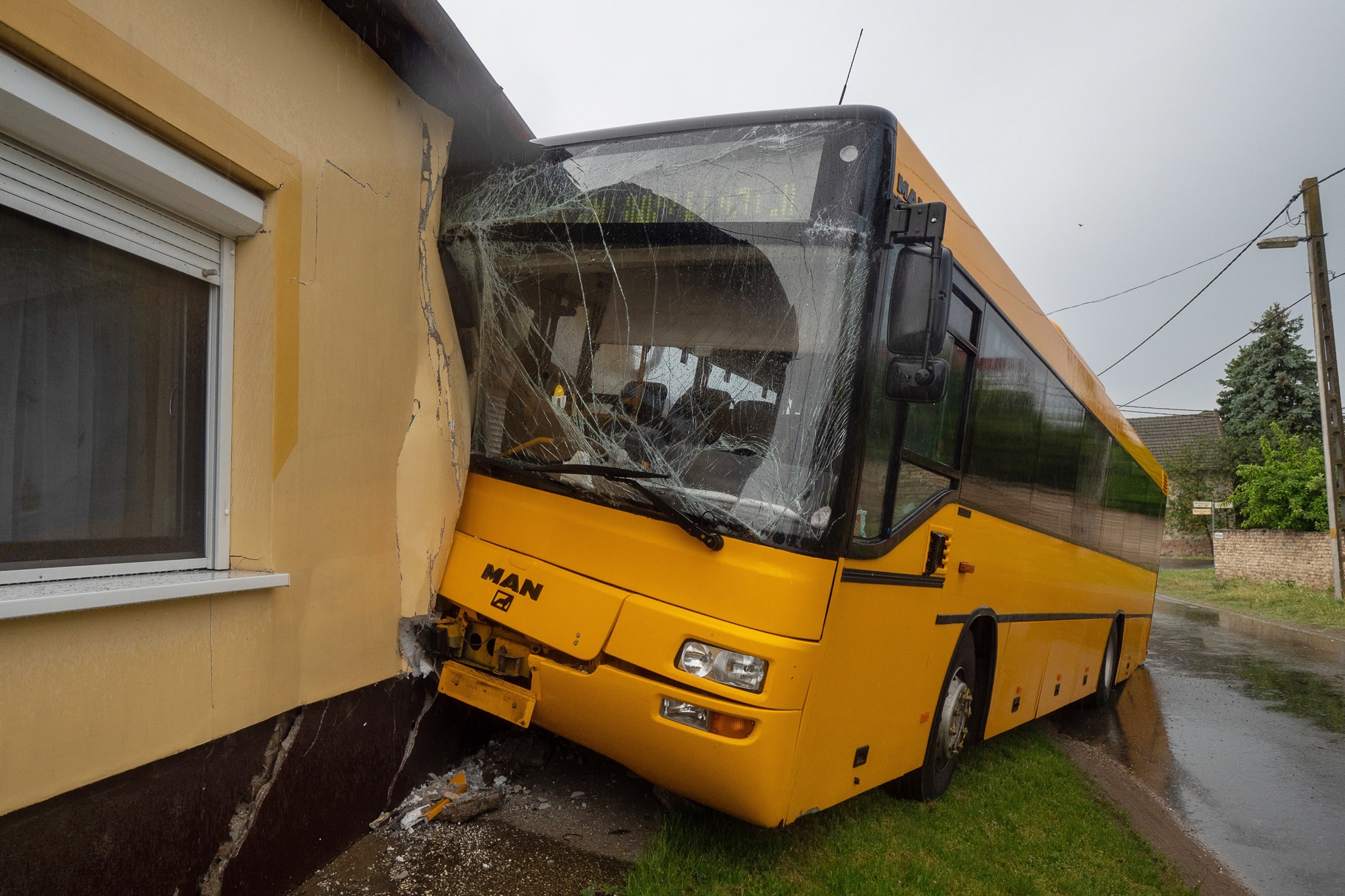 Családi ház falába csapódott egy busz Dávodnál