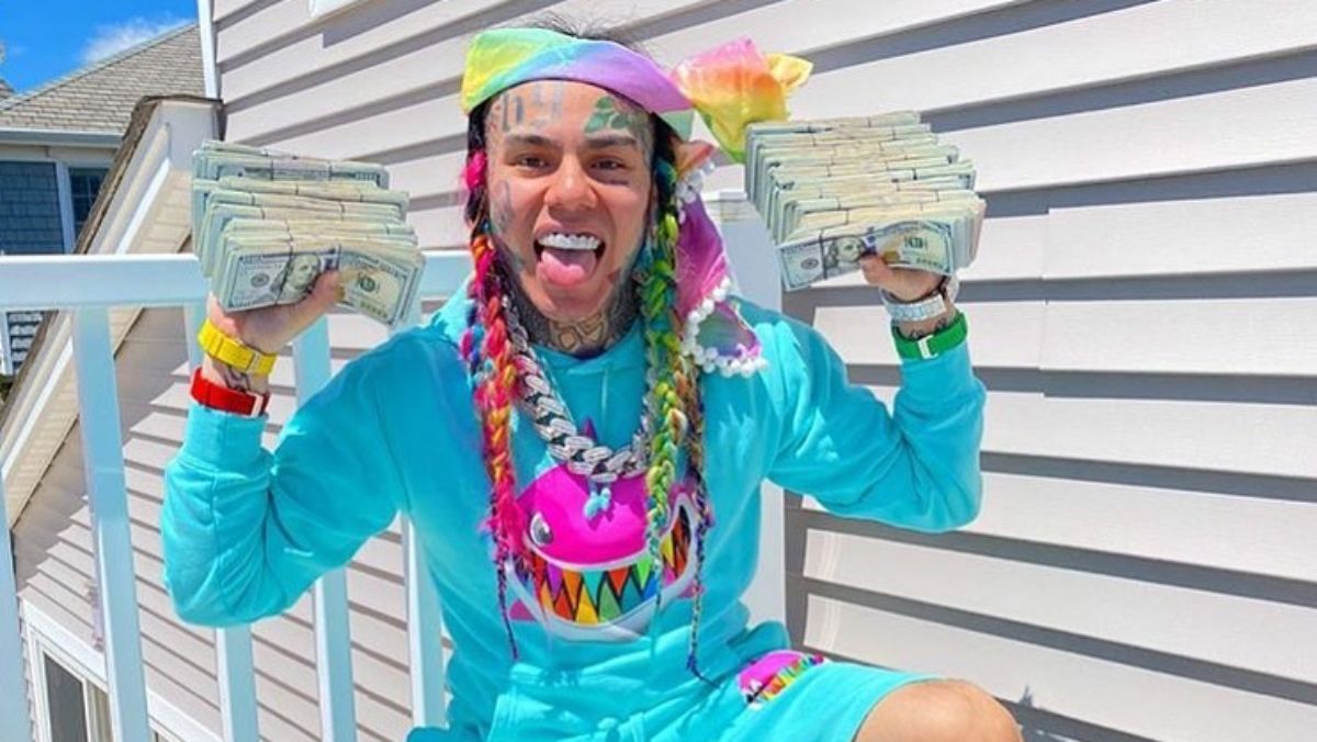 Tekashi69 két halom pénzzel pózolt a erkélyen, nem kellett volna