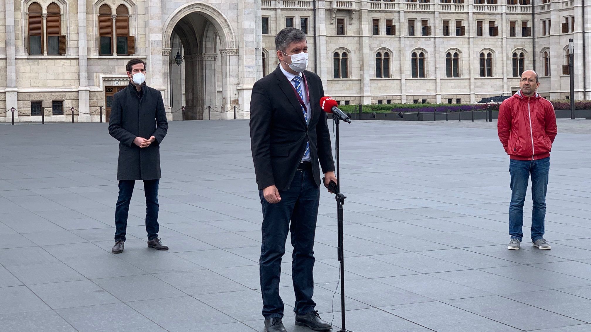 Rémhírterjesztés: Hadházy teszteli a rendőröket