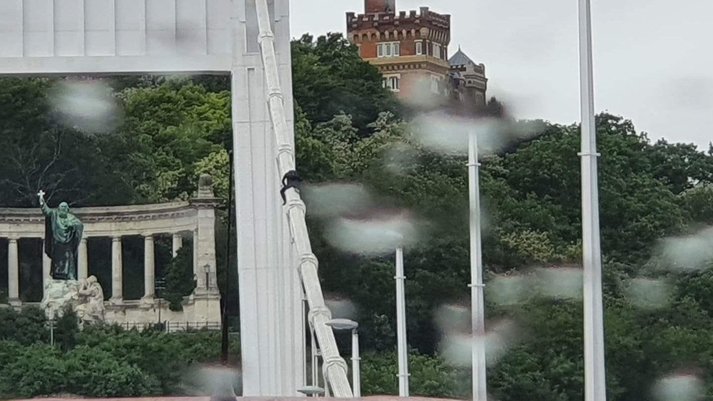 Kórházba vitték az Erzsébet hídról leemelt férfit