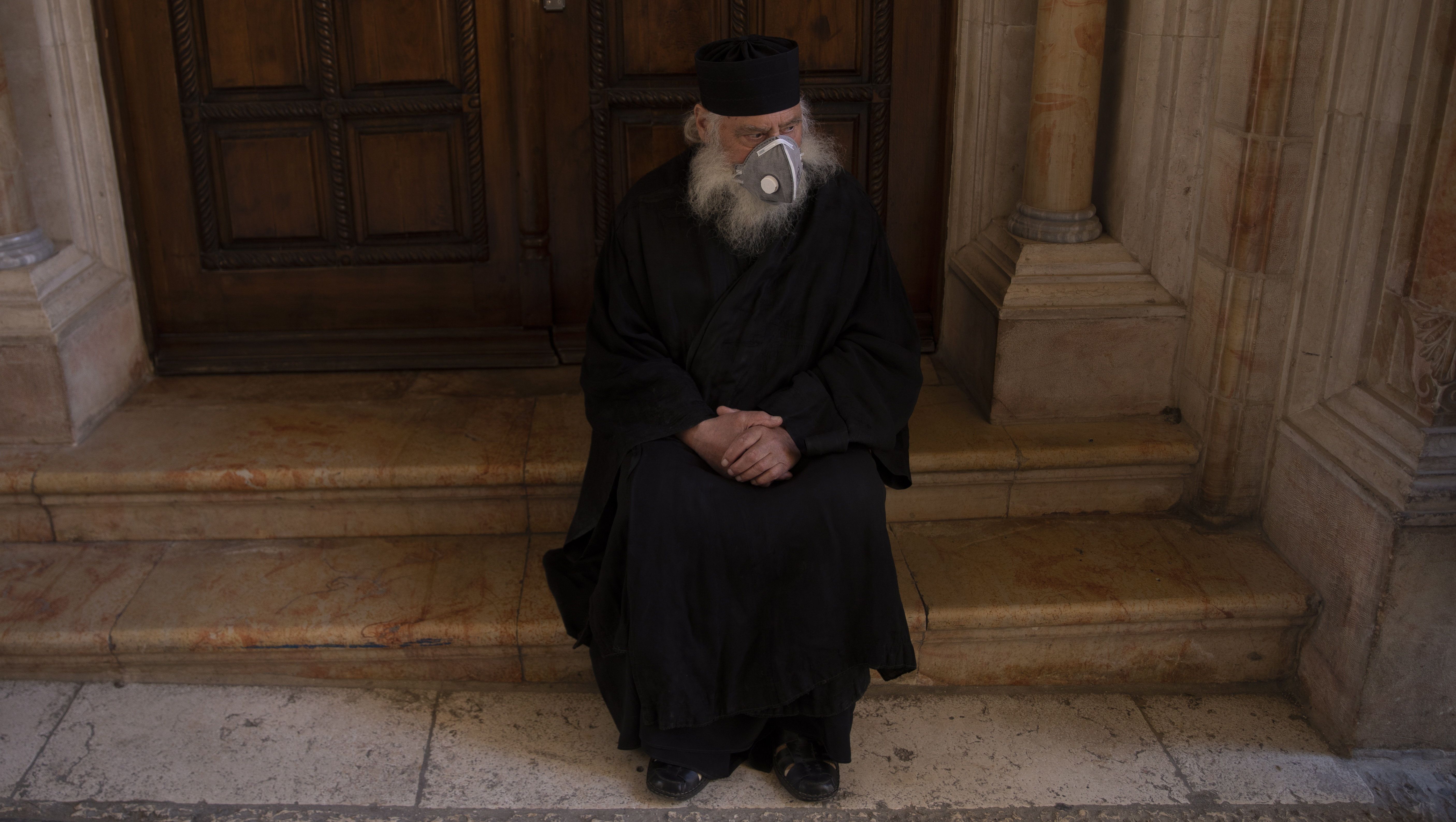 Bajban vannak az ortodoxok, mert csak egyszer használatos kanállal áldozhatnak