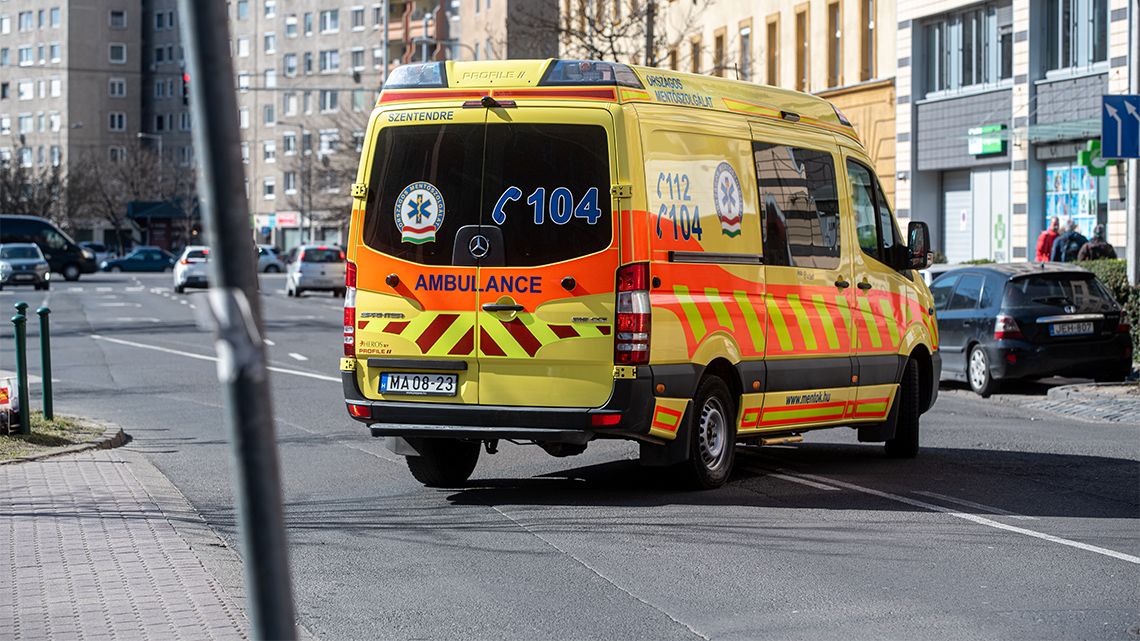 Koponyatöréssel vitték kórházba a belvárosban kötekedő bajai férfit