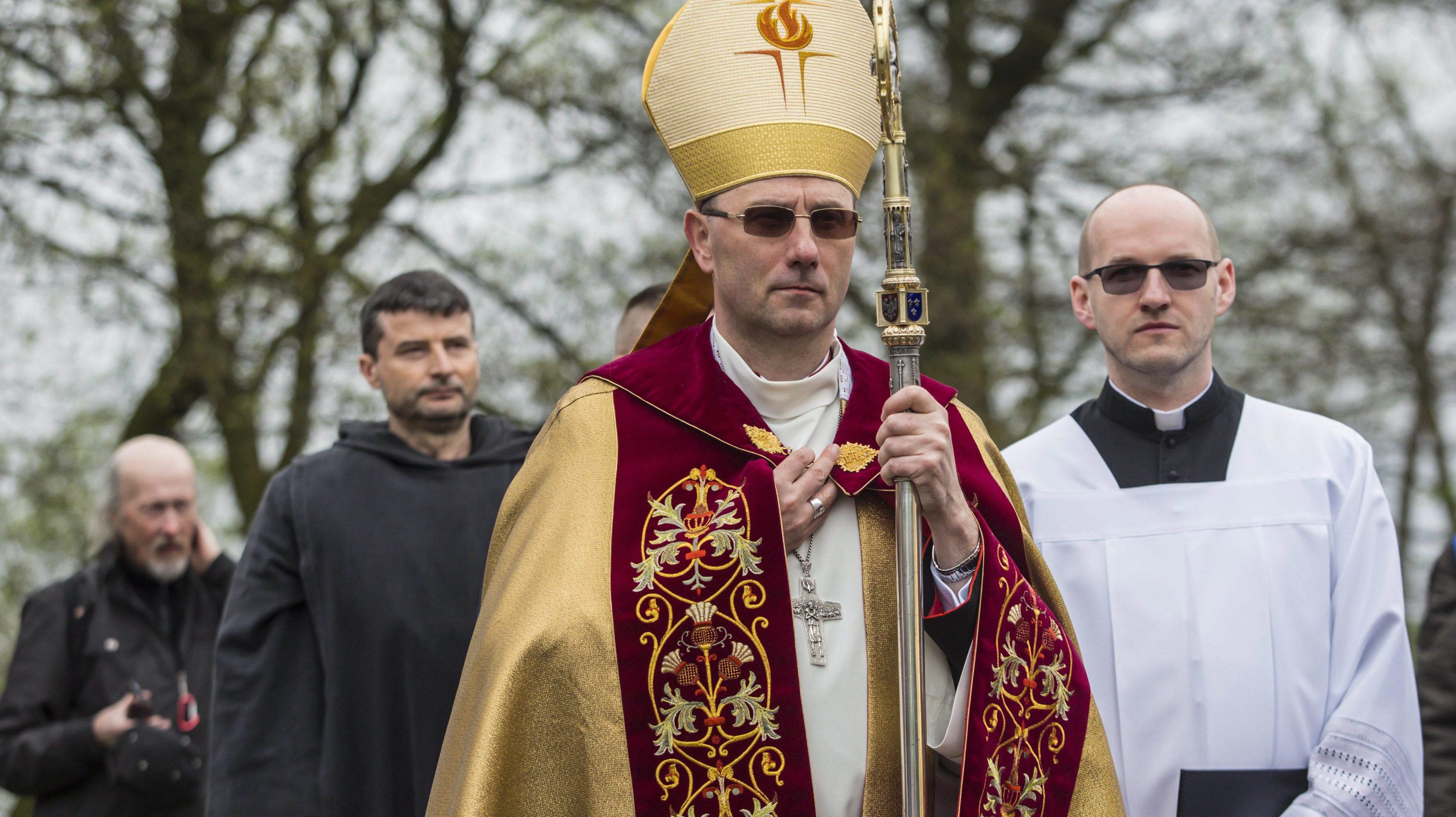 A lengyel katolikus egyház feje azt kéri a Vatikántól, hogy vizsgáljanak ki rendesen egy gyerekzaklatási ügyet