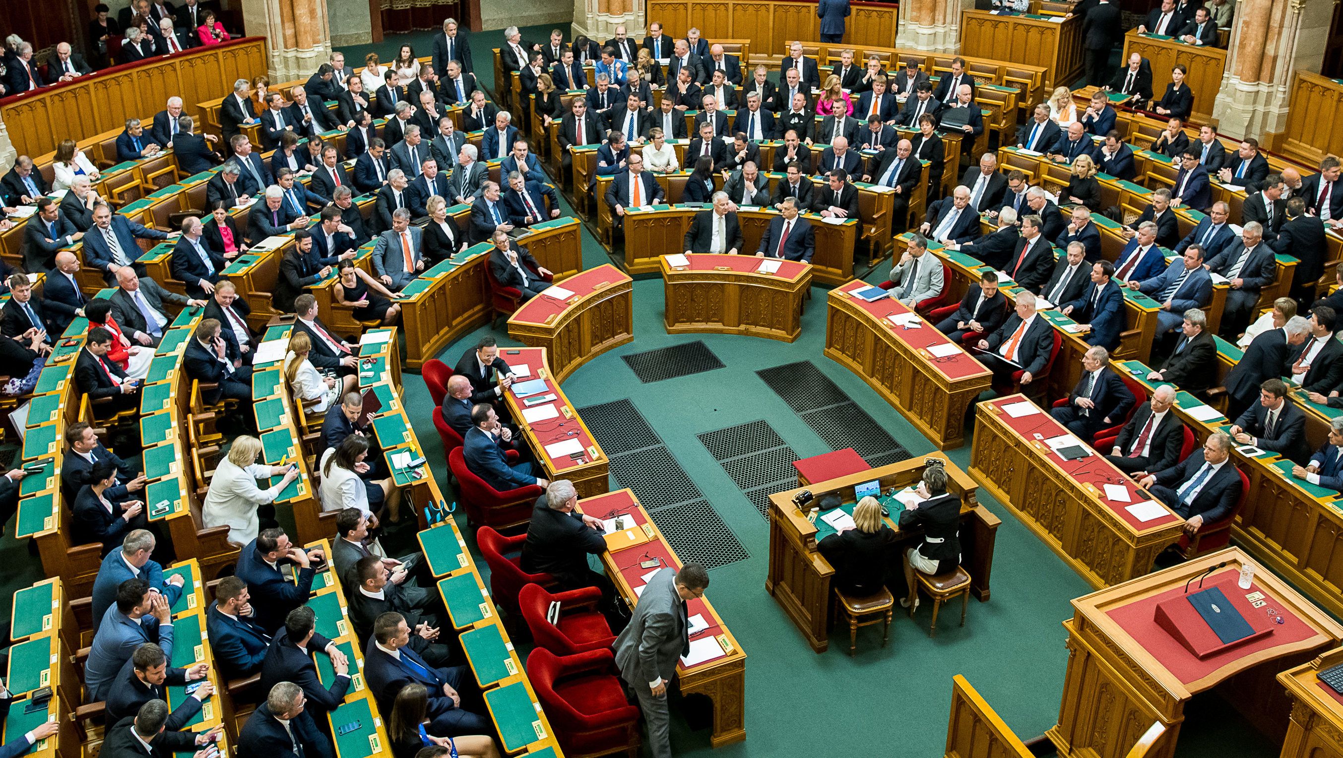 Egy nap alatt huszonegy előterjesztésről szavaz a parlament