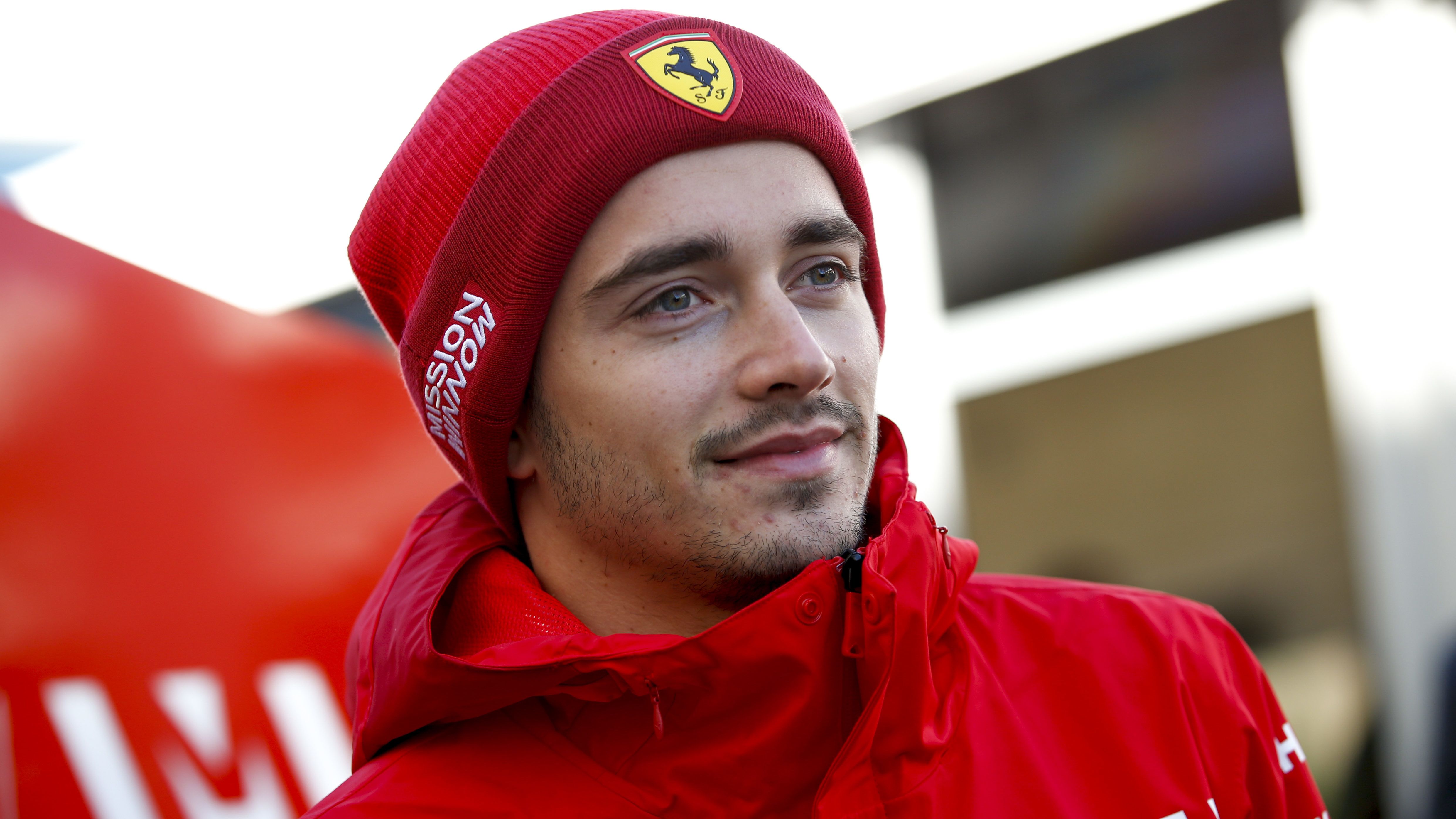 Charles Leclerc barátnőjének fizetnie kellett, hogy hazajusson