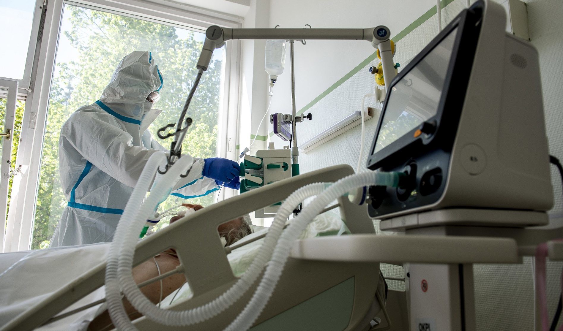 Névvel vállalja egy aneszteziológus, hogy a központilag beszerzett lélegeztetőgépek alkalmatlanok a koronavírus kezelésére