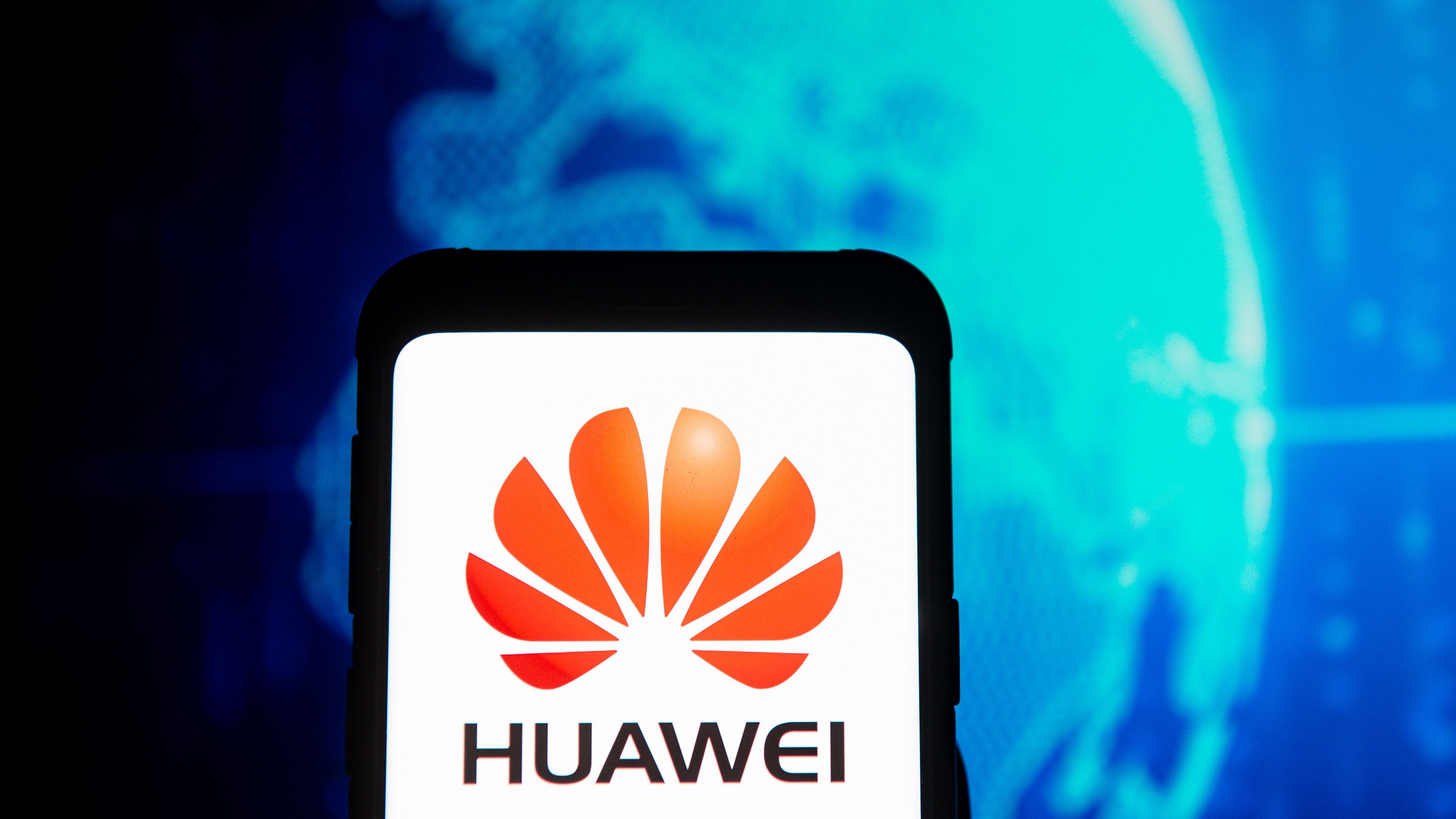 A Huawei szerint az amerikaiak maguk alatt vágják a fát