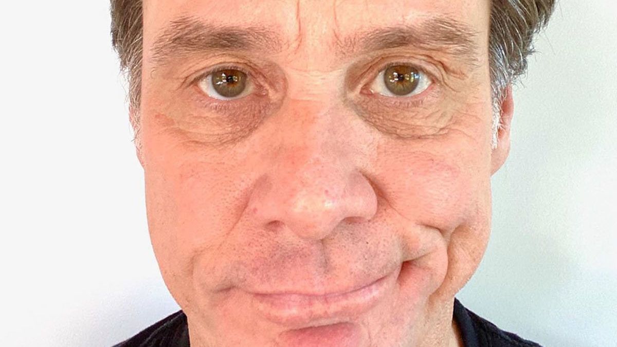 Jim Carrey kiakadt a halálozási adatokat látva, ezért festett egy kicsit