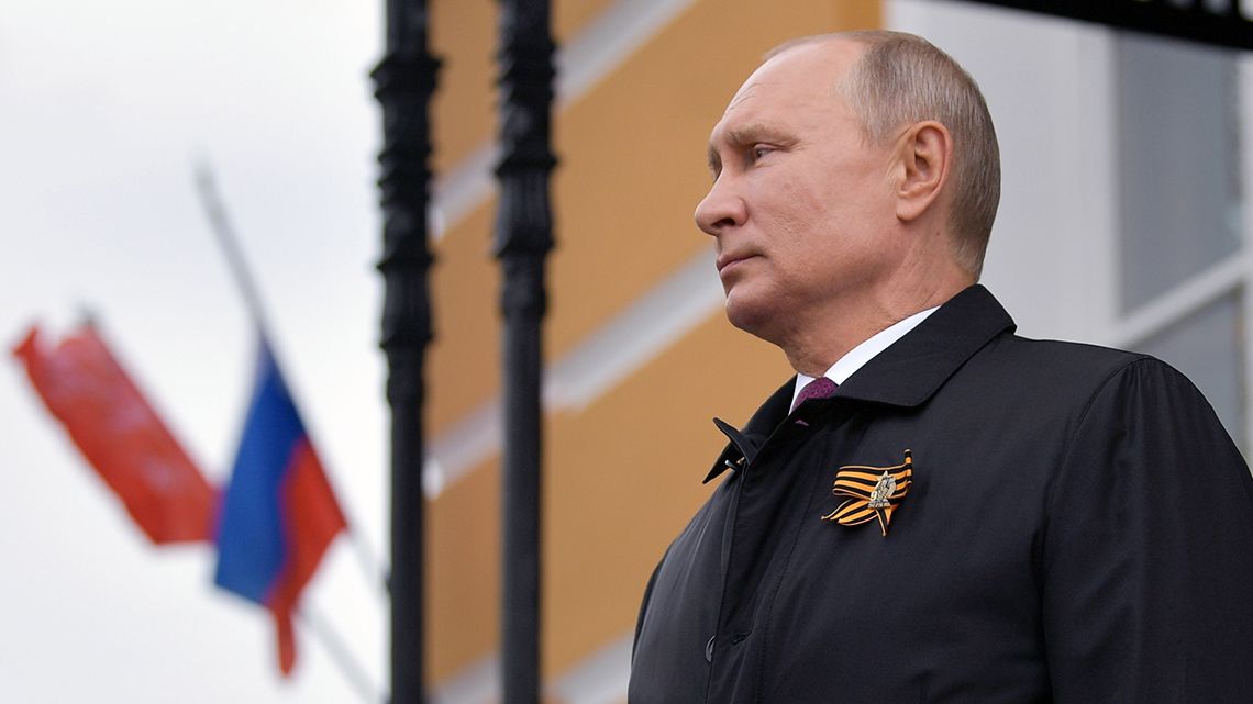 Putyinnak eddig még nem látott válságot kell kezelnie, miközben csökken a népszerűsége