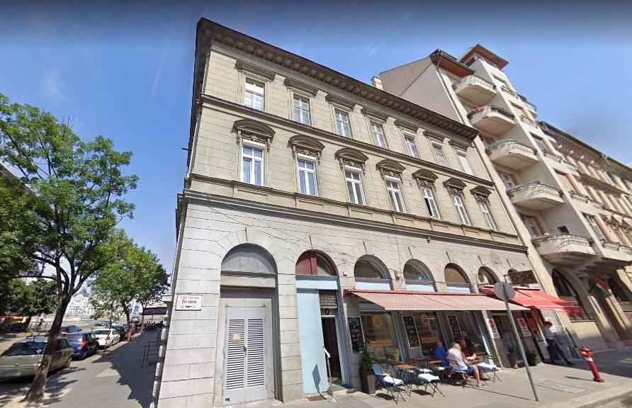 Meghalt a 17 éves fiú, aki kizuhant egy budapesti társasház ablakán