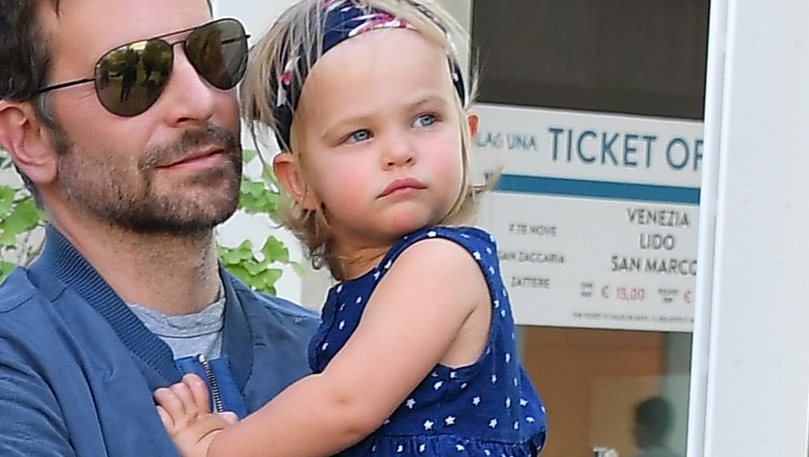 Bradley Cooper még egy rózsaszín hajpántot is felvett a kislánya kedvéért