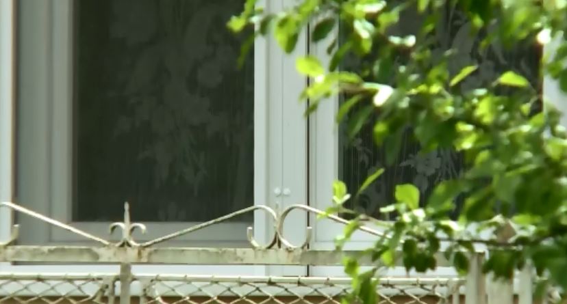 Két kilométerről kilőtt golyó találta el az újfehértói családapát a kertjükben, belehalt a sérüléseibe