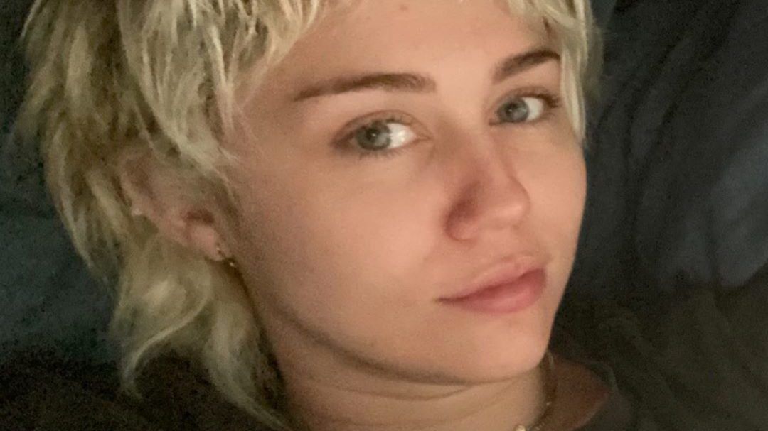 Miley Cyrust megnyírta az anyja, ez lett a végeredménye