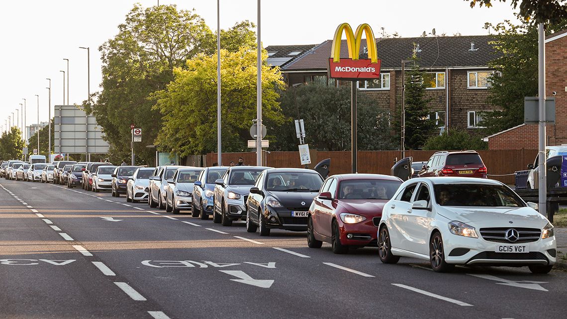 Rendőröket kellett kivezényelni a tumultus miatt, a brit McDonald’s éttermek újranyitásakor