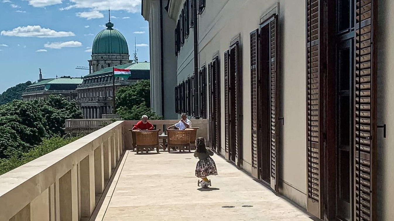 Orbán Viktor unokája a Karmelita kolostor erkélyén rollerezik