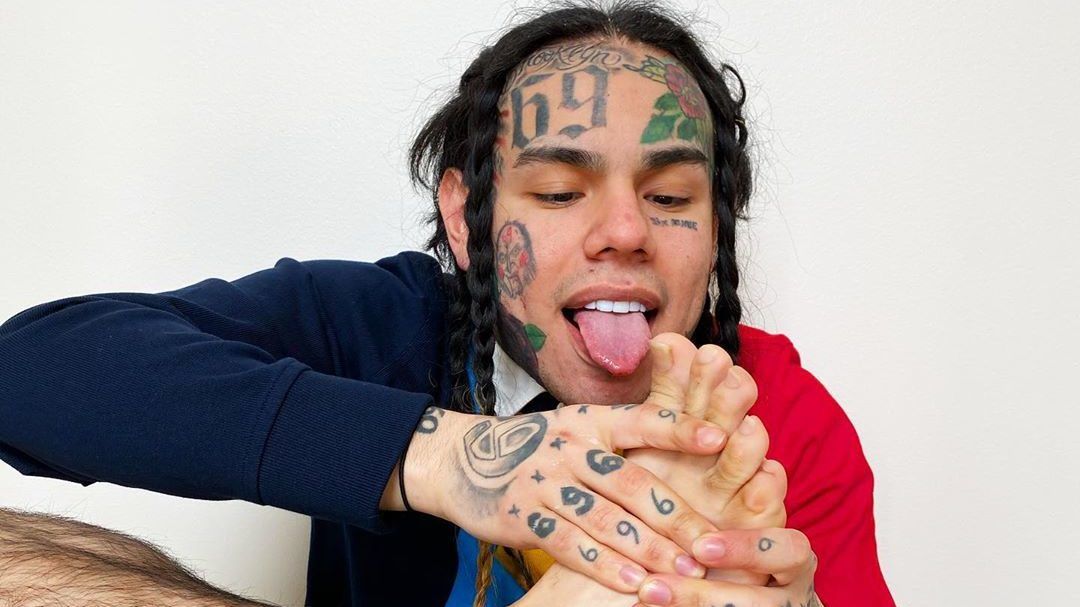 Tekashi69 egyre őrültebbnek tűnik a házi őrizetben, és nem látni, hol a vége