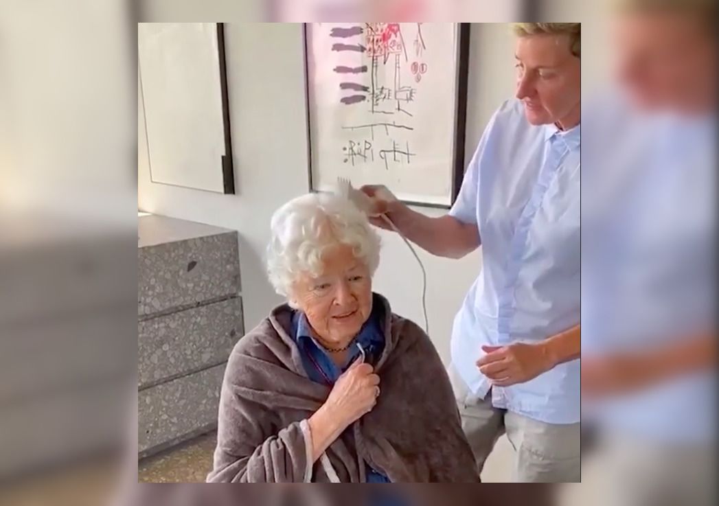 Ellen DeGeneres saját maga vágta le anyukája haját a 90. szülinapján, ajándékként