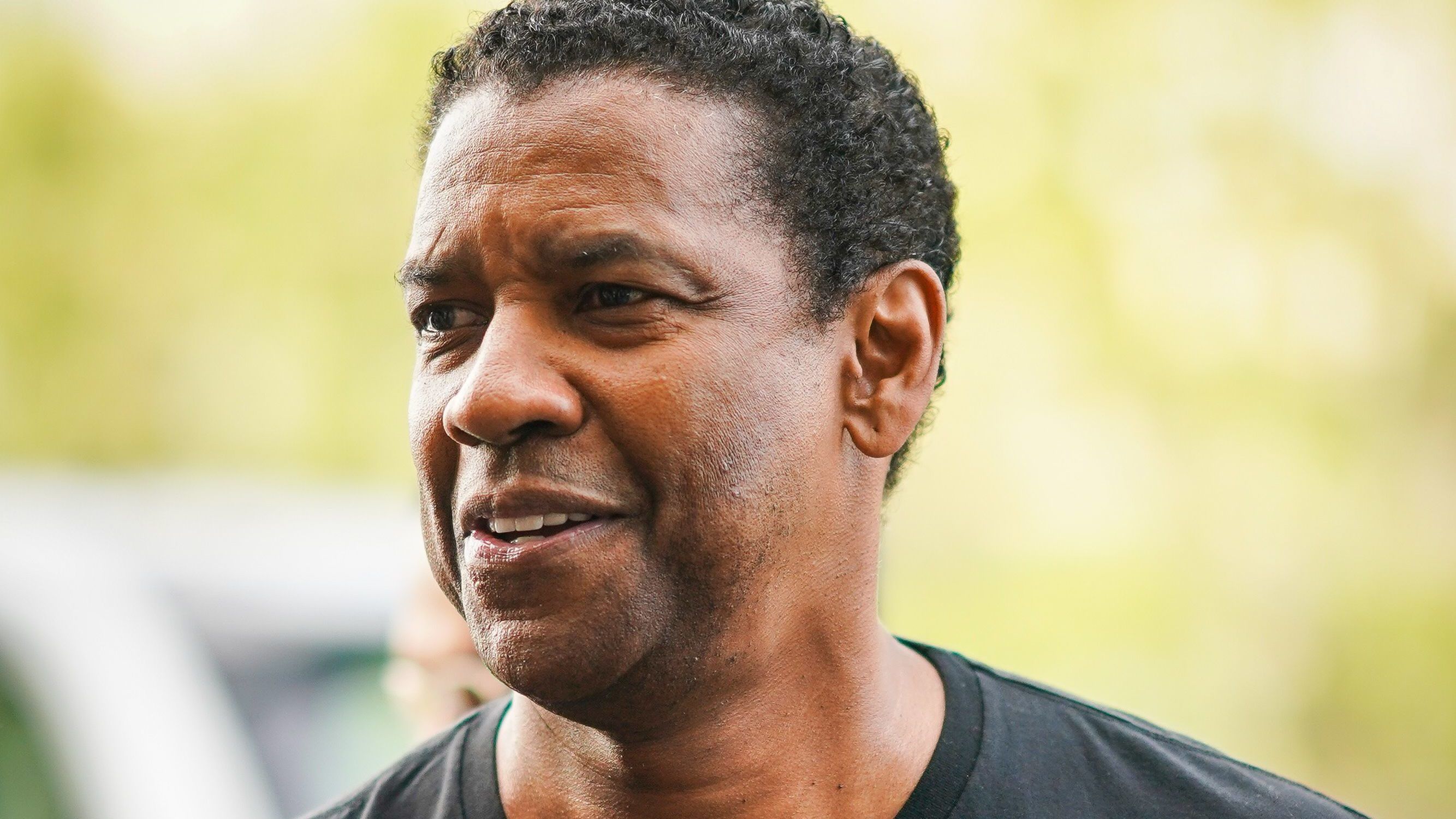 Denzel Washington kiszállt a kocsijából, hogy segítsen egy összezavarodott hajléktalanon