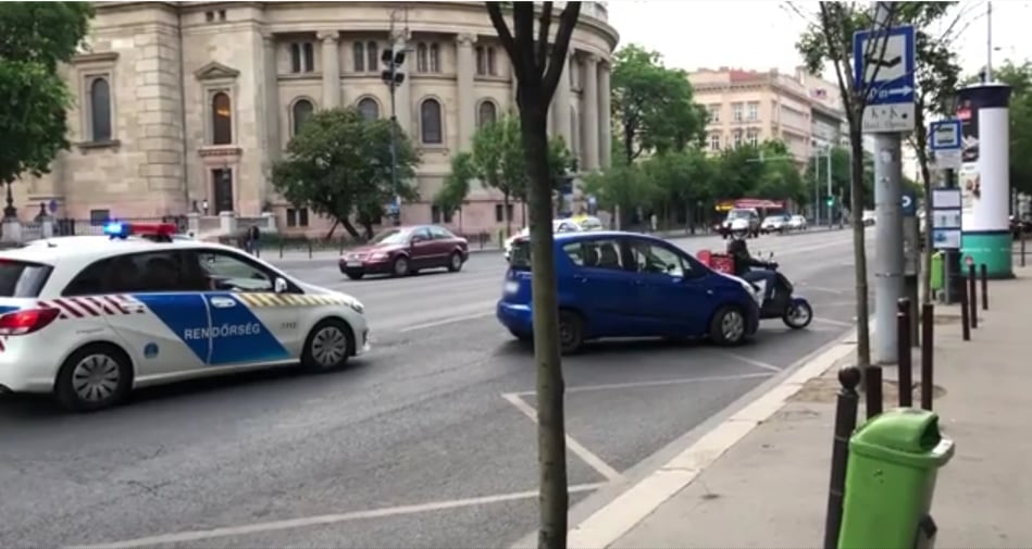 Videó: rükvercben megpróbálta elütni az egyik rendőrt, egy robogós futár segített elfogni a Bajcsy-Zsilinszky úton